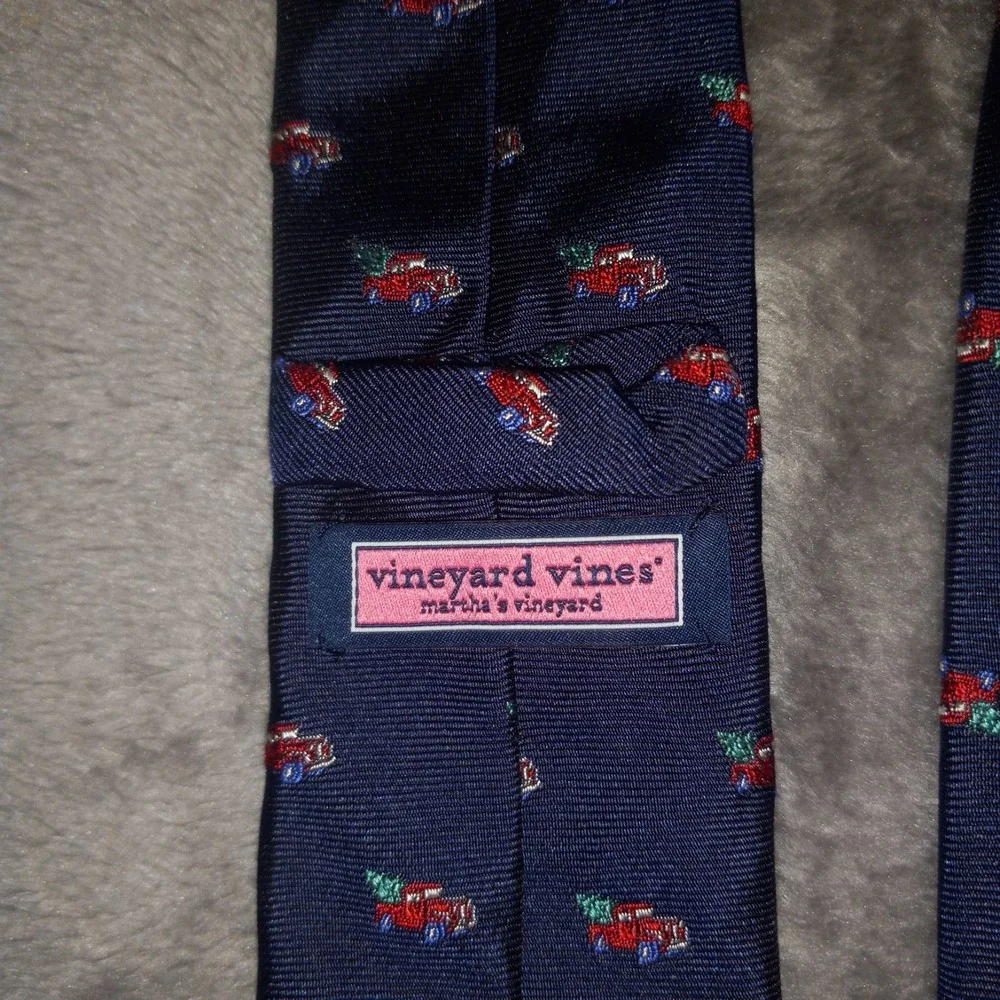 Vineyard Vines Tie Hand Picked Christmas red pickup w/tree Blue Silk  3.5